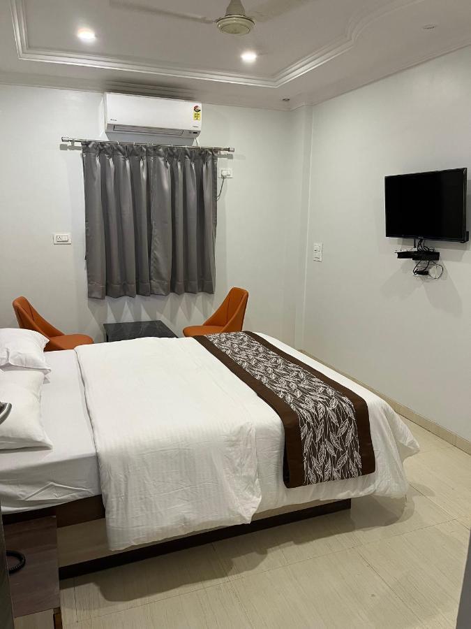 Hotel Jeet Paradise Phaltan Bagian luar foto