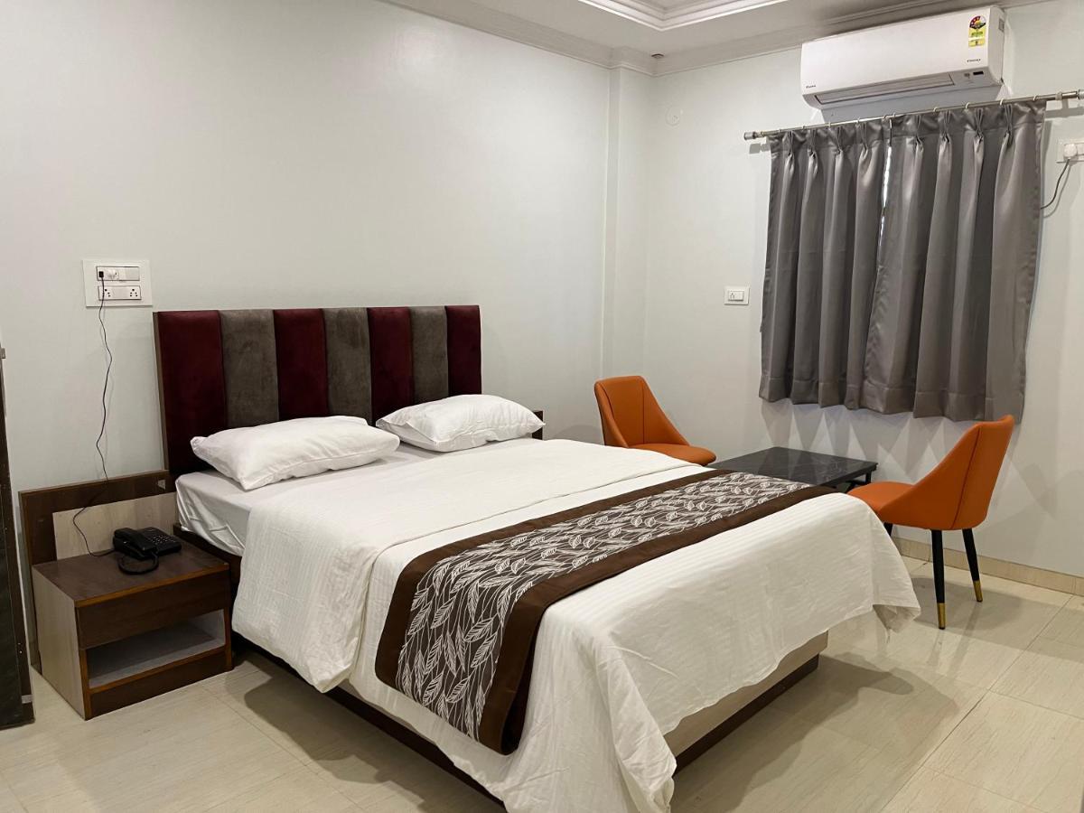 Hotel Jeet Paradise Phaltan Bagian luar foto