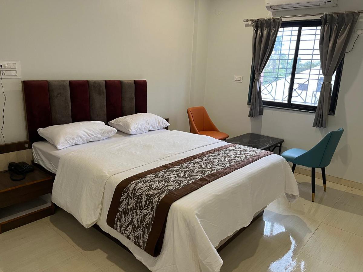 Hotel Jeet Paradise Phaltan Bagian luar foto