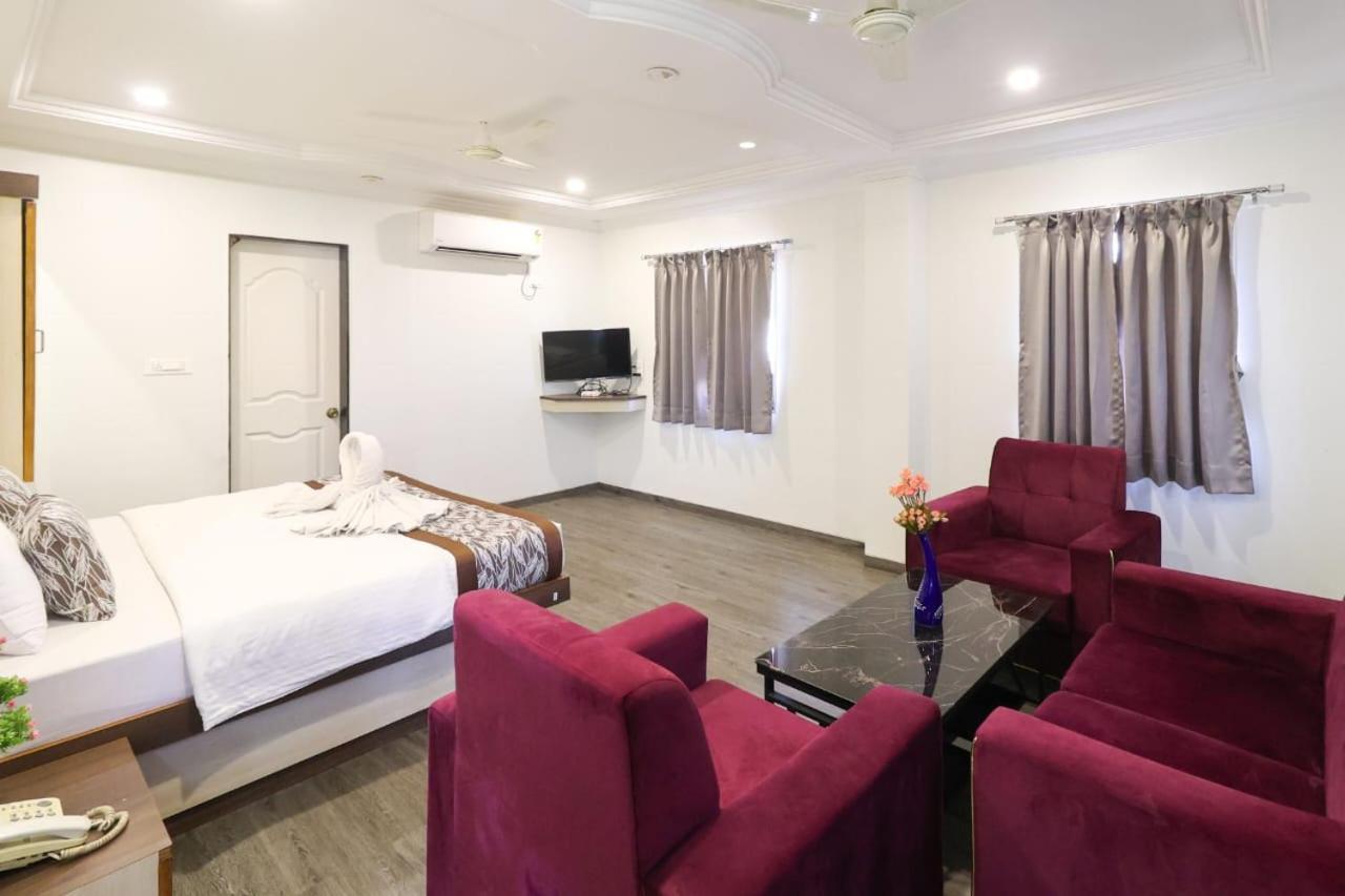 Hotel Jeet Paradise Phaltan Bagian luar foto