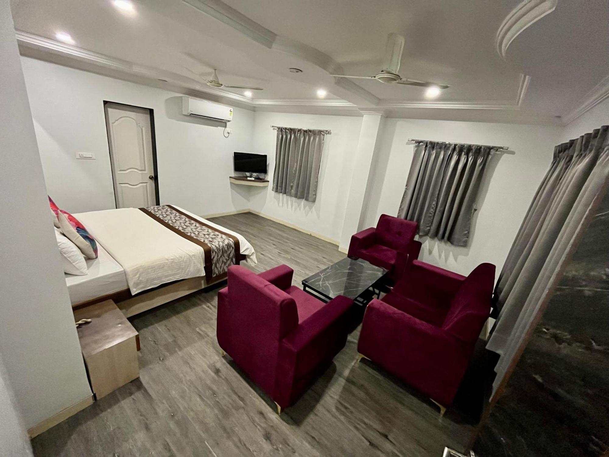 Hotel Jeet Paradise Phaltan Bagian luar foto